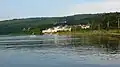La ligne de chemin de fer longe la Moselle.