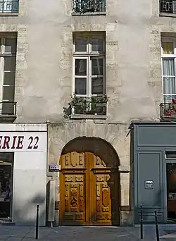 La porte cloutée.