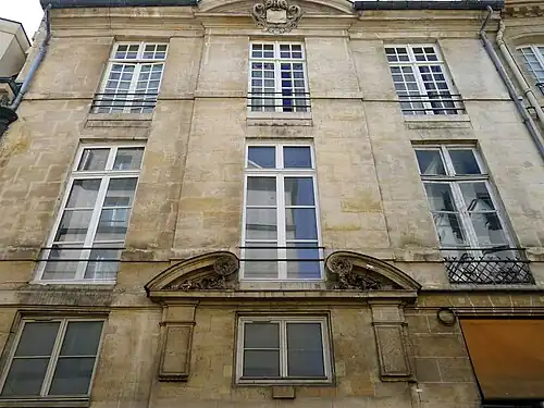 No&nbsp;77, façade côté rue.