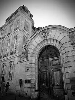 Porte avec le panneau Histoire de Paris.