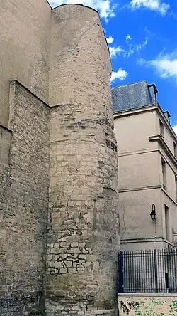 La tour à l'angle des rues Charlemagne et des jardins Saint-Paul, dite « tour Montgomery ».
