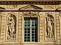 Les sculptures dans les fausses niches des ailes du corps de logis représentent les allégories des Quatre éléments, ici la Terre et l'Eau.