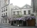 Nos&nbsp;67 et 69 : maisons jumelles fleuries.