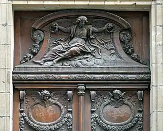 Portail ouest : la porte ouvragée.