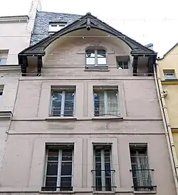 Détail du no 31 (inscrit aux monuments historiques). Le pignon de bois date de 1480 environ.