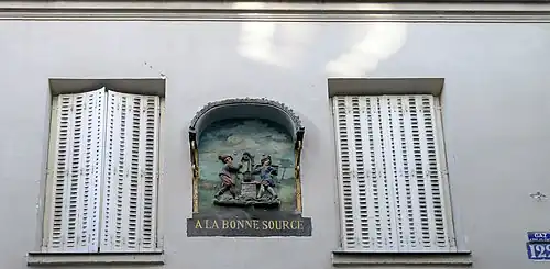 Immeuble au no 122, enseigne À la bonne source inscrite aux MH.