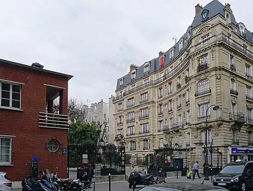 No 12 : entrée de la villa Montmorency.