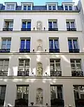No&nbsp;32 : façade avec niches et statues.