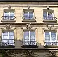 Façade du no&nbsp;6 avec ses mascarons.