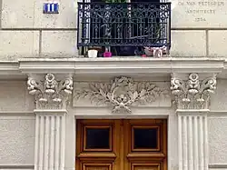 No 11 : moulures et pilastres de l'entrée.