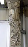 L'un des deux atlantes de l'entrée.