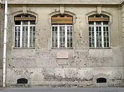 Traces des combats de la libération de Paris sur les murs de l'École des mines du boulevard Saint-Michel.