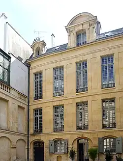 Façade sud, sur cour, et mur renard est.