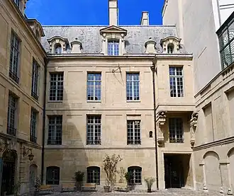 Façade nord, disposant au centre d'un cadran solaire.