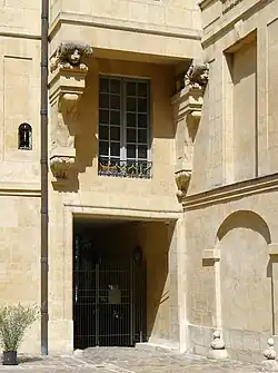 Cabinet soutenu par deux lions sculptés, façade nord sur cour.
