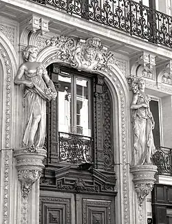 No 51 : statues de l'entresol et portail.