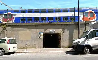 Accès au souterrain, aujourd'hui (2024) fermé, qui permettait de rejoindre la rue Vercingétorix dans le XIVe et la gare d'Ouest-Ceinture.