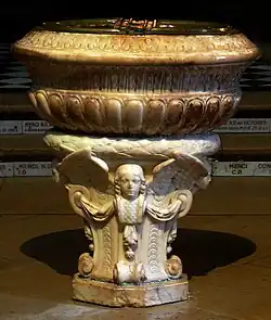 Bénitier en marbre du XVIIe&nbsp;siècle.