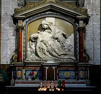 Chapelle de Notre-Dame des Sept Douleurs, Pietà en bas-relief réalisée par Charles Gonthier (1876).