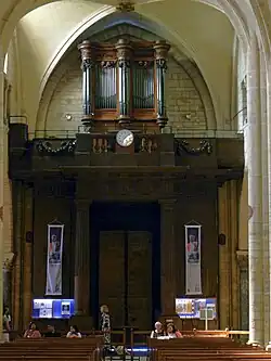 L'orgue installé au-dessus de la tribune côté occidental.