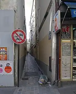 Le passage Briare, vu de la rue Marguerite-de-Rochechouart.