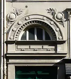 No 42 : ornements d'une fenêtre de l'entresol.