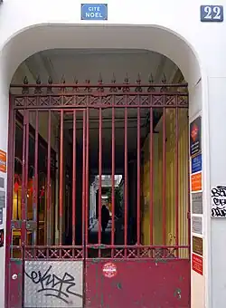 No 22 : entrée de la cité Noël.