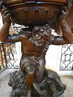 La base de la chaire.