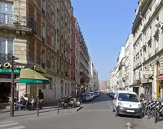 Le bas de la rue, au-delà du boulevard Ornano.