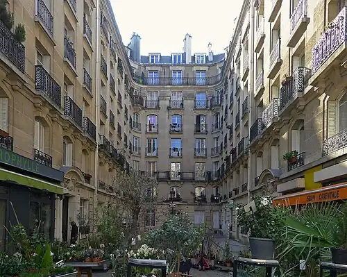 No&nbsp;61 : Villa d'Ornano vue depuis le boulevard éponyme.