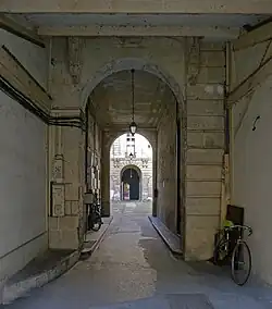 Enfilade des cours.