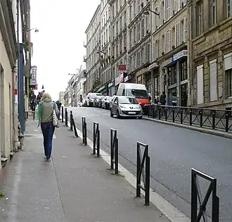 La rue monte vers la rue Muller.