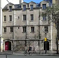 Nos 22-26 : cloître de l'église des Billettes.