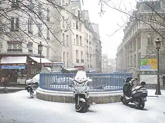La fontaine et la place sous la neige (février 2010).