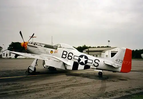 P-51D (au couleur du P-51B-15NA immatriculé n° 324324 B6+S surnommé Old Crow, de l'As Captain Clarence E. "Bud" Anderson Jr. ayant 18 victoires confirmées appartenant au 335th Fighter Squadron, 357th Fighter Group, 8th Air Force).