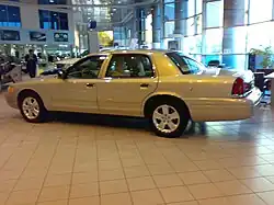 Ford Crown Victoria de 2008 à empattement long dans un concessionnaire Ford koweïtien