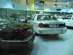 Ford Crown Victoria Standard de 2006 dans un concessionnaire Ford / Mercury au Koweït