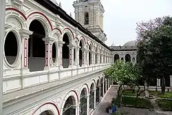 Le cloître.