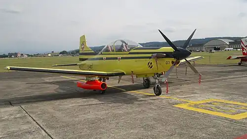 PC-9 des Forces aériennes suisses équipé du treuil RM24 pour le remorquage de cible. Ce treuil, d'un poids de 90&nbsp;kg, est équipé d'un câble de 4&nbsp;000&nbsp;m de long d'un diamètre de 1,63&nbsp;mm (2014).