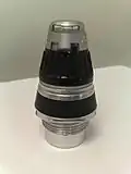 Une fusée de proximité utilisée dans une pièce d'artillerie de 155&nbsp;mm. Elle peut s'activer à l'impact ou à proximité (sur la photo, elle est en mode proximité).