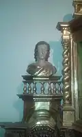 Personnage en bois figurant sur le retable.