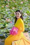 Áo dài jaune (2021)