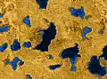 Lacs de Titan, photographiés en fausses couleurs par la sonde Cassini.
