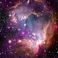 Image composite construite à partir des données des télescopes spatiaux Hubble (visible), Chandra (rayons X) et Spitzer (infrarouge).