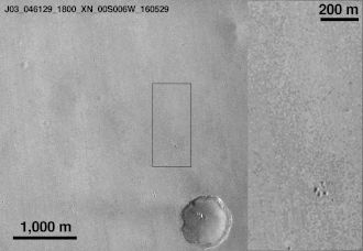 Animation à partir d'images de MRO montrant un point blanc (probablement le parachute de Schiaparelli) et un point noir (probablement issu de l'atterrisseur).