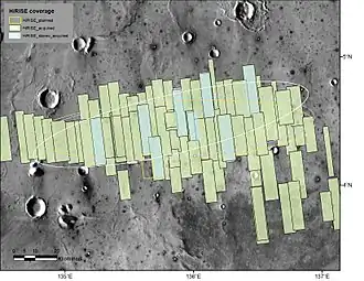 Photo satellite de la surface de Mars avec surimposé les contours des différentes images à haute résolution prises par HiRISE.