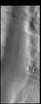 Érosion par les vents polaires. Les vents entrent dans les creux, le régime du vent passant d'un flux laminaire à un flux chaotique, les nuages de particules de glace et/ou de poussière sont visibles.