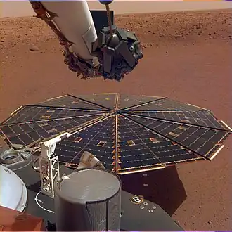 Photo montrant un des panneaux solaires déployés.