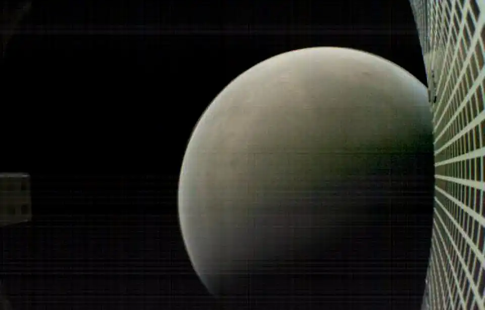 Photo de la planète Mars prise par un des CubeSats MarCO après avoir accompli sa mission en relayant les données de la sonde spatiale vers la Terre.