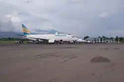 Boeing 737 sur l'aéroport de Mataram Selaparang à Lombok en 2010.